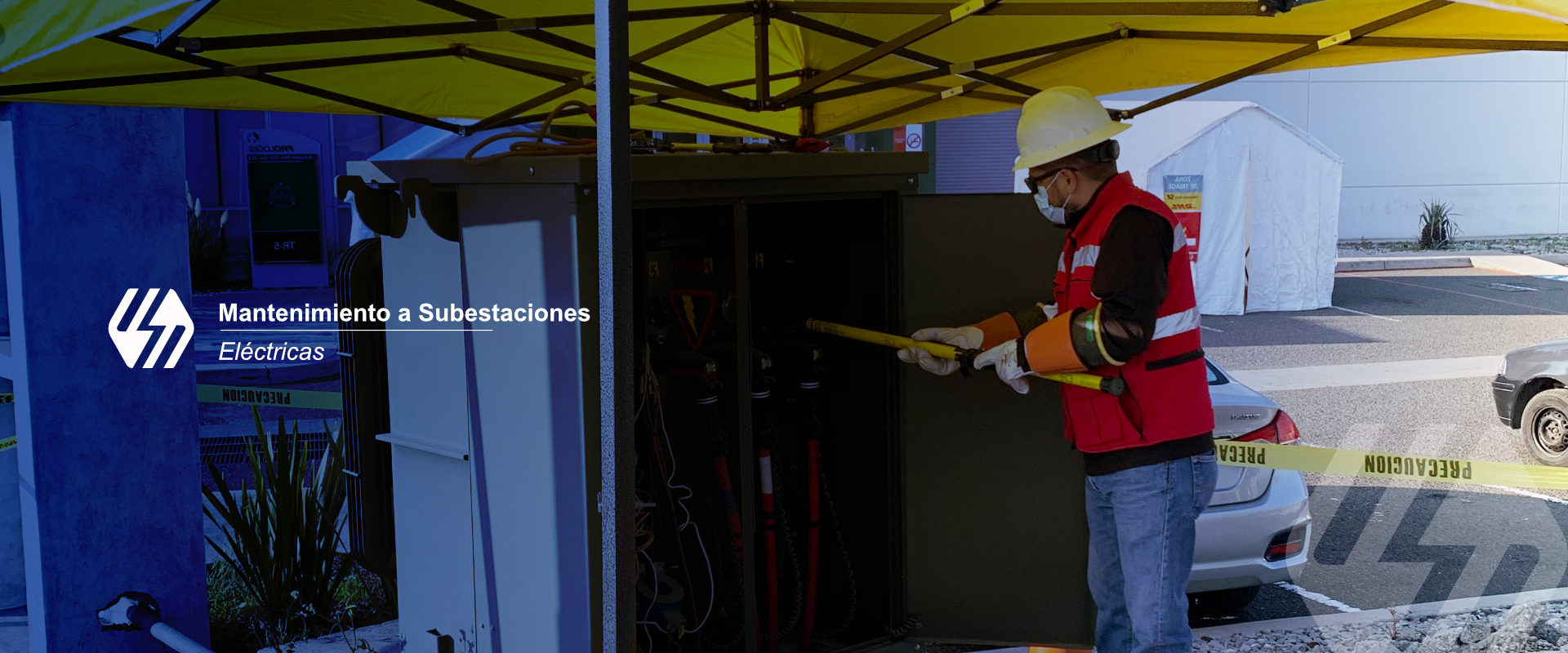 Técnico realizando mantenimiento de subestación