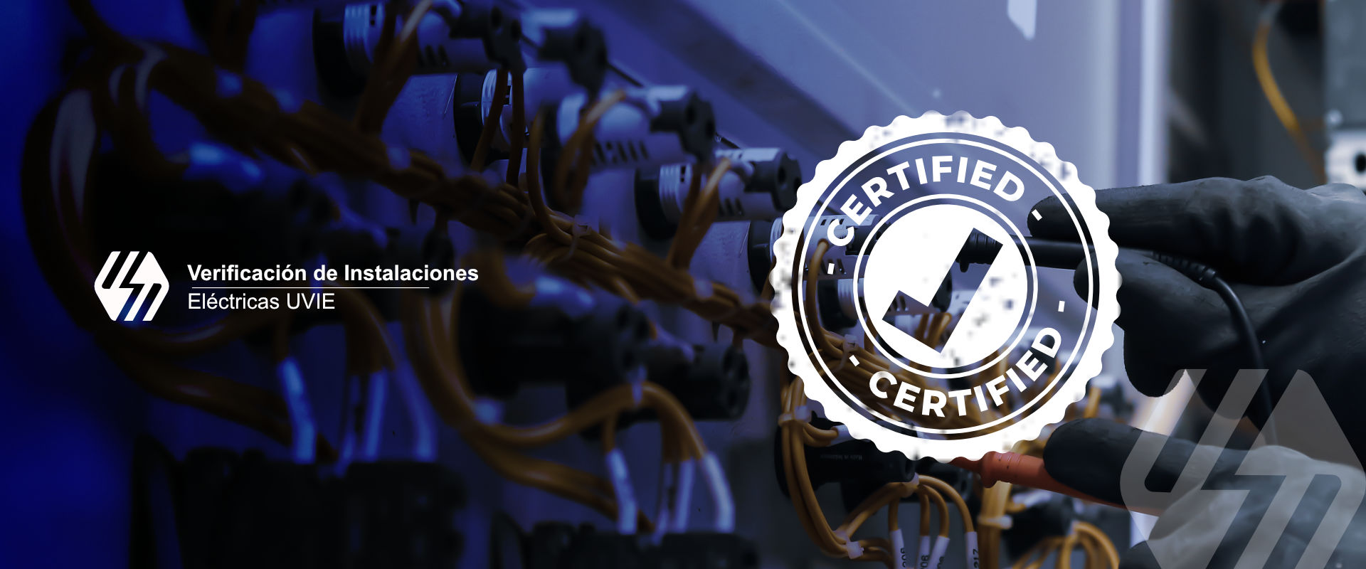 Revisión de conexiones en un tablero eléctrico
