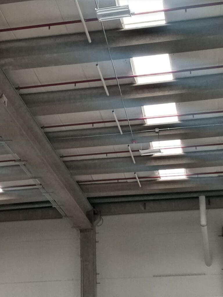 Construcción de infraestructura eléctrica en proyecto de campo