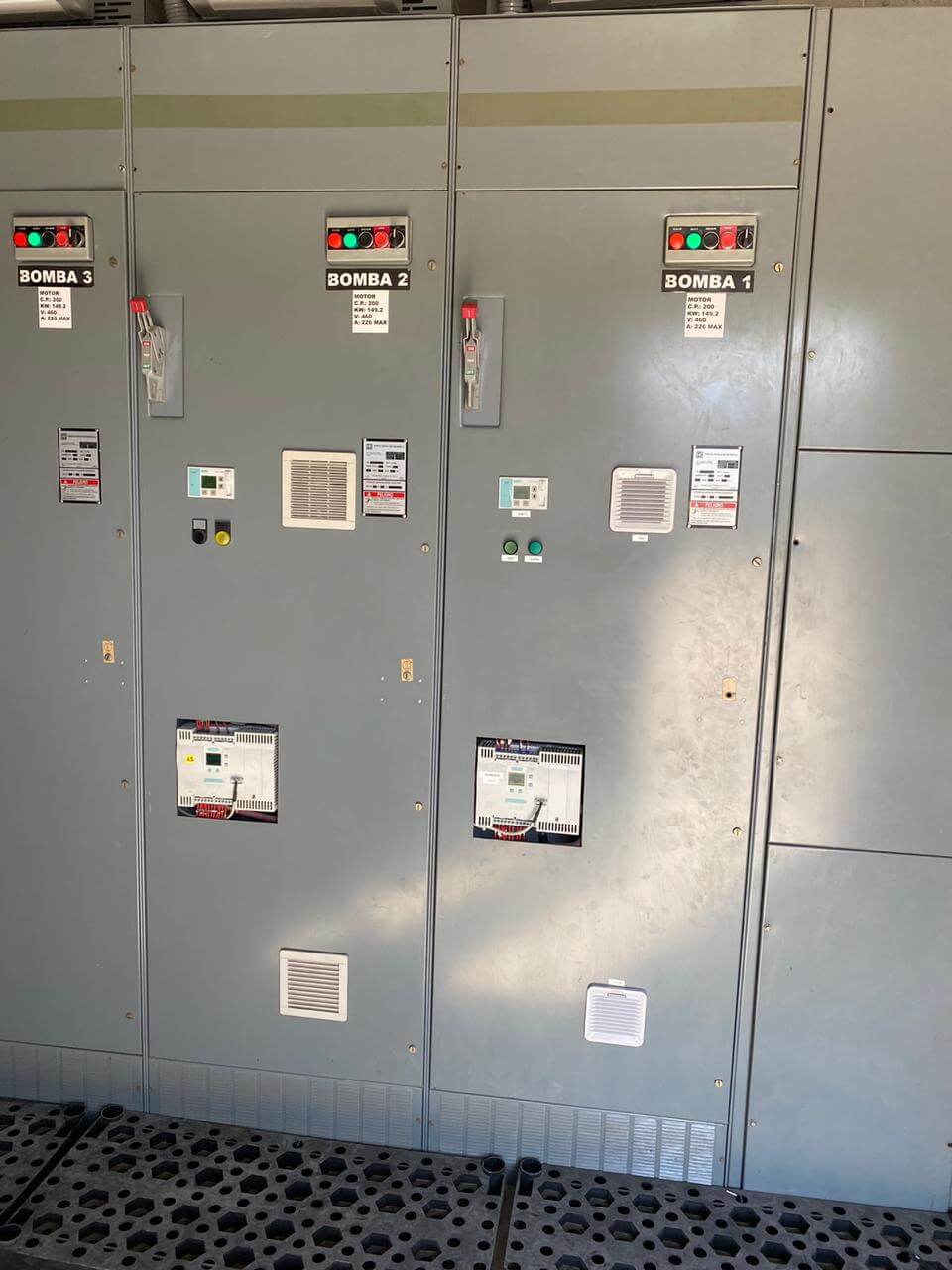 Equipo técnico durante restablecimiento de energía eléctrica